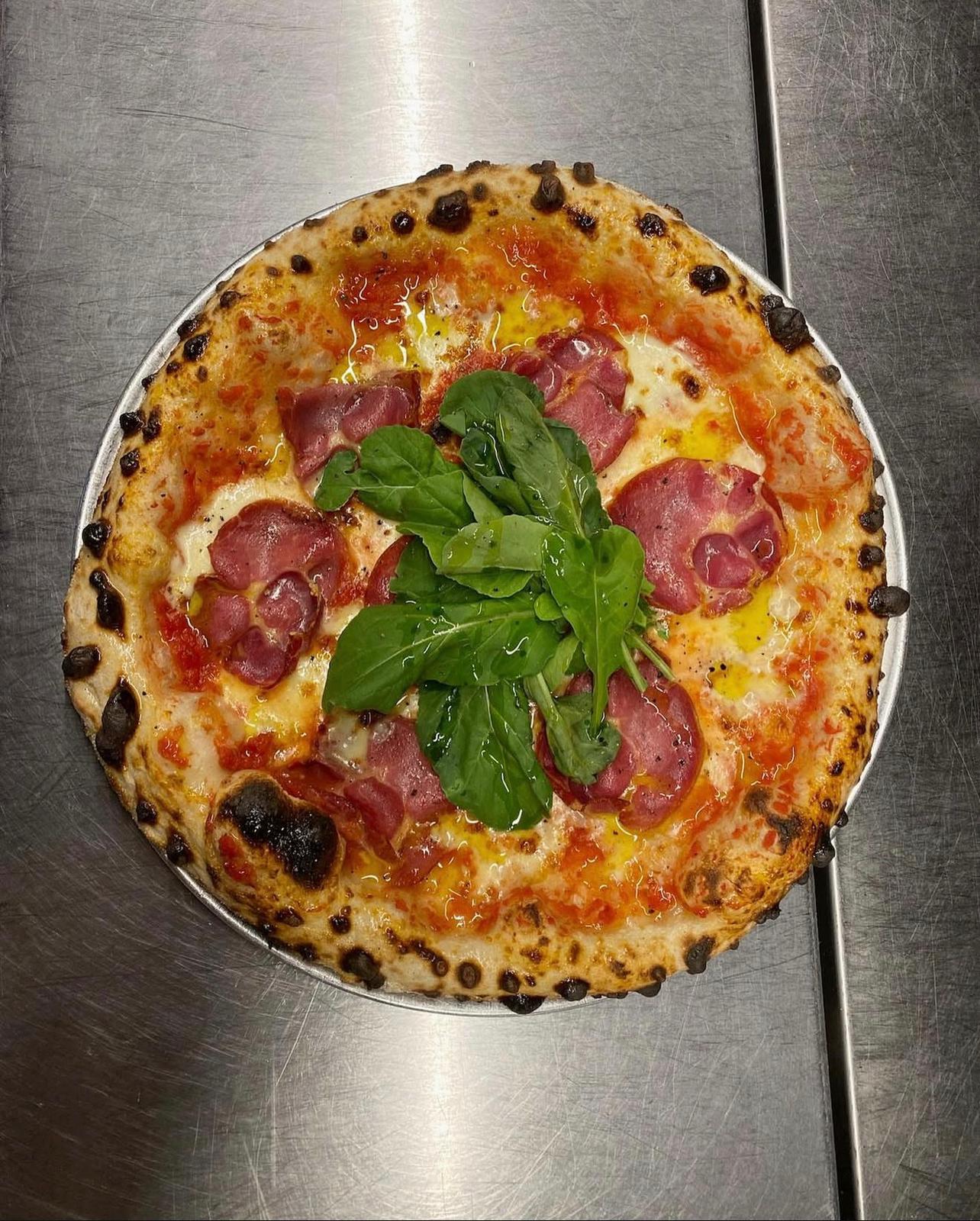 Pizza de pepperoni a la leña